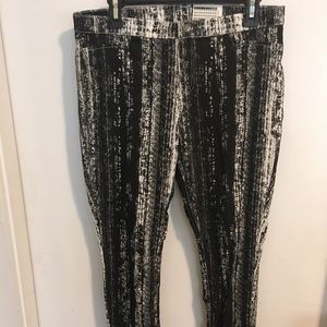 Hue Skimmer, Black and White Jegging, L